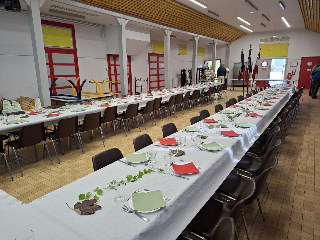 La salle des fêtes des CHARREAUX prête des 11h du matin !